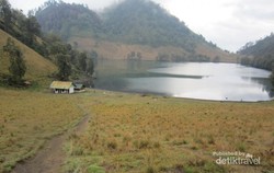 Merengkuh Subuh di Atap Tertinggi Jawa