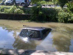 Byur! Grand Livina Nyemplung di Sungai Saat Digunakan Latihan