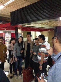 Jokowi Dipastikan Susul Mega ke Bali, Sempat Foto-foto di Bandara