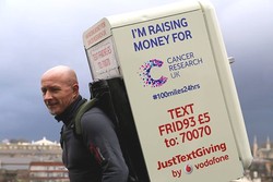 Panggul Kulkas 42 Kg Sambil Maraton, Pria Ini Kumpulkan Uang Amal Penderita Kanker