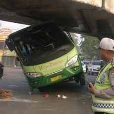 Bus Nyangkut di Viaduk Gempol, Lalin Sempat Tersendat