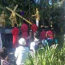 Ratusan Umat Kristiani Ibadah Jalan Salib di Gereja Pohsarang Kediri