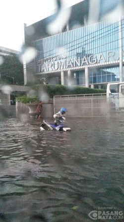 Penampakan Banjir di Depan Untar Setelah Hujan Deras