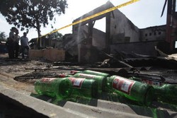 Botol Bir Berserakan di Kafe Remang-remang yang Terbakar