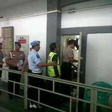 Cari Narkoba dan Ponsel, Petugas Gabungan Geledah Kamar Koruptor di LP Sukamiskin