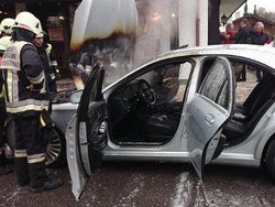 Aduh, Baru 2 Minggu Dikendarai Mercy S-Class Terbakar