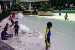 Byur! Canda Riang Anak di Pantai Trans Luxury Hotel