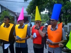 Bawa Duit, Massa Forum Peduli Pemilu Bersih Demo di Panwaslu DIY