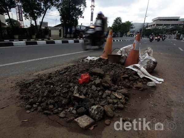 Awas! Jalan Rusak Bahayakan Pengendara