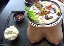 Mau Makan di Pesawat, Rumah Sakit, atau Toilet? Mampirlah ke Restoran Ini!