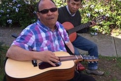 Gitar Khusus Satu Tangan Ini Diciptakan untuk Pria yang Cedera Otak