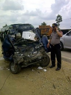 Minibus Carry Tabrak Truk Fuso, 3 Penumpang Tewas