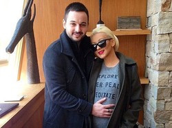 Mesra dengan Tunangan, Christina Aguilera Pamerkan Kehamilan Kedua