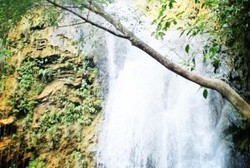 Hijau Jernih Air Terjun Sri Gethuk di Yogyakarta