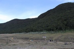 Akhir Pekan Seru Mendaki Gunung Gede