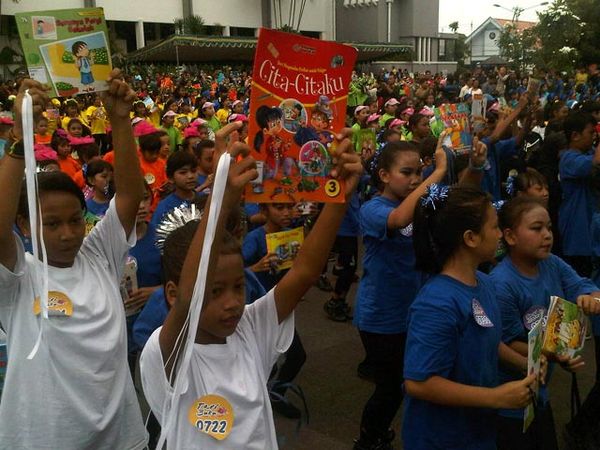 Surabaya Raih Rekor MURI Penari Buku Terbanyak
