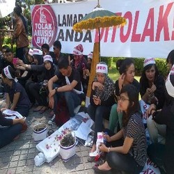 Tolak Akuisisi, Pegawai BTN Bakar Kemenyan dan Bawa Kain Pocong