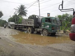 Jalan di Gunung Putri Rusak Parah bak Kolam Air, Warga pun Berontak Berdemo