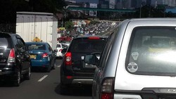 Mobil dari Bekasi Membludak, Setiap pagi Padat Merayap di Flyover Kp Melayu