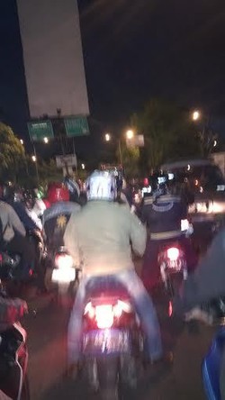 Pagi Masih Gelap, Jalan Rusak di Flyover UI Sudah Bikin Macet