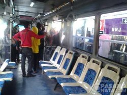 TransJ Sedang Penuh Penumpang di Halte UNJ, Tahu-tahu Ada Gangguan di Pintu