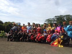 Kala Para Kartini TNI-Polri Gelar Apel dan Terjun Payung