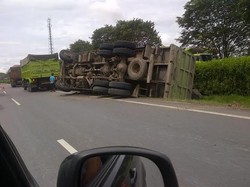Truk Muatan Batu Bara Terguling di Tol Tangerang Merak
