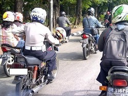 Kaca Spion untuk Cantelan Topi Polisi