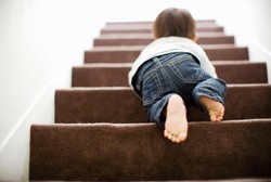 Anak Rentan Jatuh dari Tangga, Ini yang Bisa Ortu Lakukan