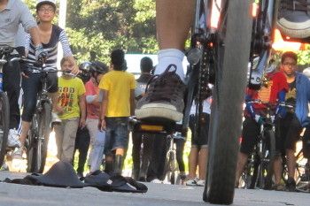 Plastik Terlalu Mainstream, Sampah Underwear Numpang Eksis di CFD