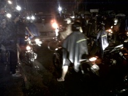 Pengemudi APV Nekat, Tabrak Mobil dan Baku Hantam dengan Warga