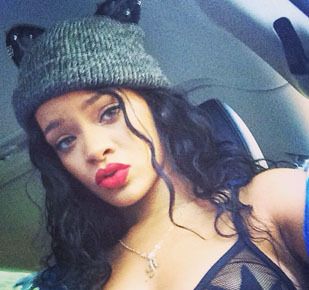 Foto: Rihanna Selfie dengan Baju Transparan di Instagram