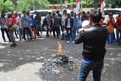 Puluhan Orang Demo Tutup Jalan di Depan Kantor KPU