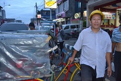 Perjalanan Becak Teng San Bersaing dengan Deru Mesin di Belantara Banten