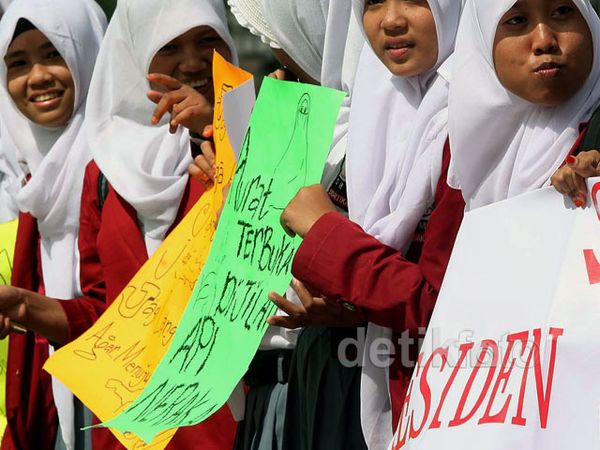 Pelajar Tolak Pelarangan Jilbab