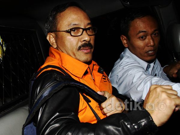 KPK Tahan Tersangka Korupsi Dermaga Sabang