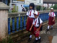 Lena dan Adik-adiknya Kembali Bersekolah