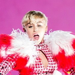 Sempat Batalkan Konser karena Alergi, Miley Cyrus Kembali Manggung Agustus