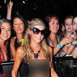 Gaya Seksi Paris Hilton Pamer Underwear di Coachella