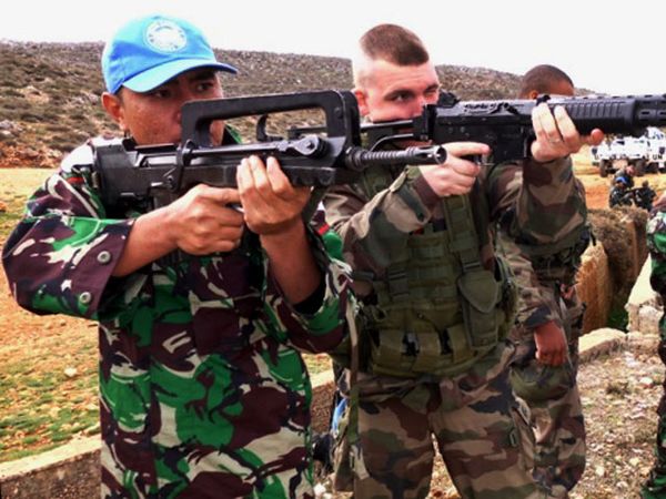 Prajurit TNI dan Tentara Prancis Latihan Menembak