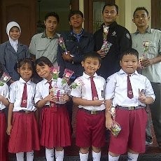 Peringati Hari Kartini, Siswa SD Hang Tuah I Bagi-bagi Bunga