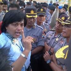 Tuntut KPU Situbondo Rekapitulasi Ulang, Puluhan Massa Dihadang Polisi