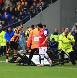 Kerja Bakti Dadakan dan Gigi yang Tanggal Saat Arsenal Kalahkan Hull