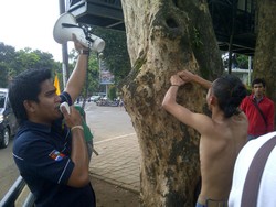 Hari Bumi di Bogor, Aktivis Bersihkan Paku Bekas Poster Caleg di Pohon