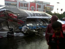 2 Orang yang Alami Luka Akibat Papan Reklame Roboh di Slipi Dilarikan ke RS Pelni