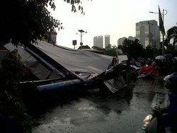 Selain Makan Korban 3 Orang, Jatuhnya Papan Reklame Bikin Macet Parah di Slipi