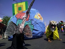 Aksi-aksi Manusia Lumpur Gelindingkan Bola Raksasa di Hari Bumi