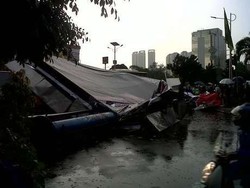 Baliho yang Roboh di Slipi Telah Dievakuasi, Lalin Masih Padat