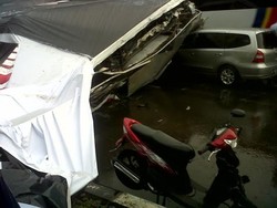 Ini Penampakan Papan Reklame Besar Tumbang di Slipi, 3 Mobil dan 1 Motor Jadi Korban