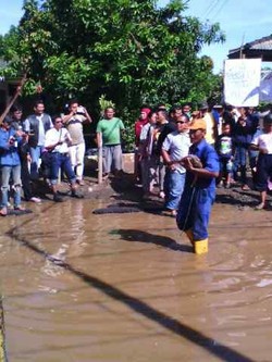 Kesal Jalan Rusak Parah Tak Juga Dibenahi Bupati Bogor, Warga Bikin Aksi Lepas Bebek
